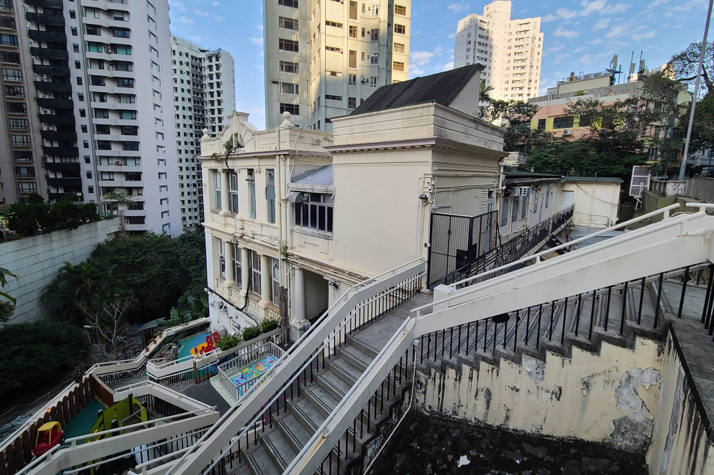 Bowen Road to Central - Ex-Commodore's House